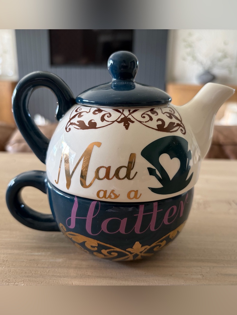 DISNEY ALICE IN WONDERLAND “MAD AS A HATTER” CERAMIC TEAPOT/ TEA CUP SET FOR ONE